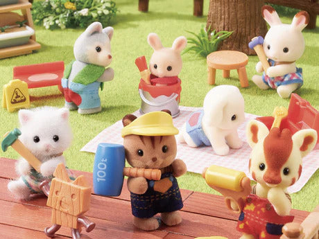 Sylvanian Families Baby Builders – Bolsa Sorpresa Con 8 Figuras De Bebé Constructor, Accesorios De Herramientas Y Figura Secreta Rara
